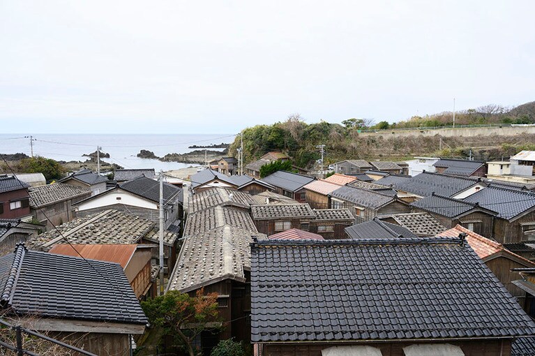 島の最南端にある、小さな入江に面した宿根木集落。