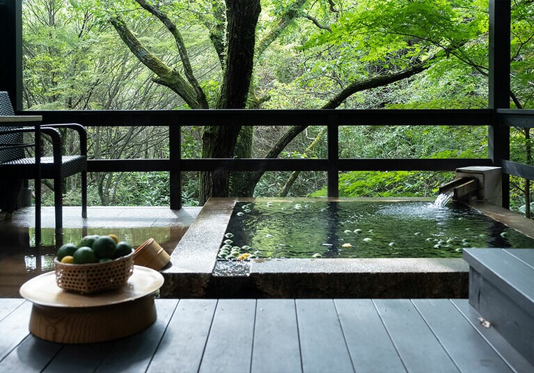 チェックアウトの前に、露天風呂。ゆっくりと午前中を過ごしたい。