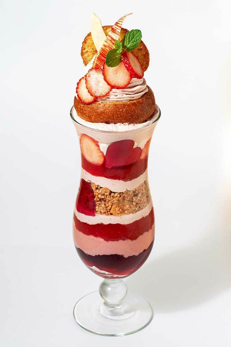 【SALON BAKE & TEA】パフェ・オ・フレーズ 1,900円。