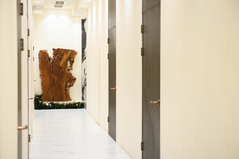 個室の空間が贅沢に確保されている。垢すり前後に出てくるお茶やフルーツティーで一気にスイッチオフ。至福の時間が待っている。