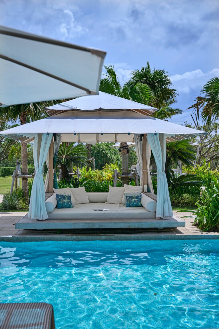 エレガントな白いカバナが並ぶ「ベイウィング」のサンセットプール。