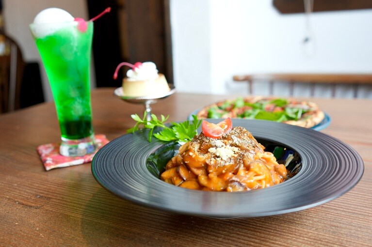 ナスのトマトソースパスタとマルゲリータ、クリームソーダとプリンのシェアセット。