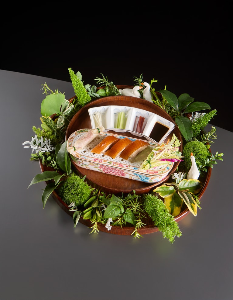 カリッと香ばしく焼き上げた北京ダック。盛り付けにもこだわりを感じる。