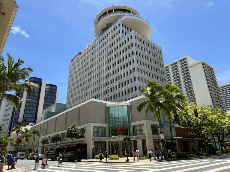 ワイキキ中心部にある「ワイキキ・ビジネス・プラザ」14階にあります。