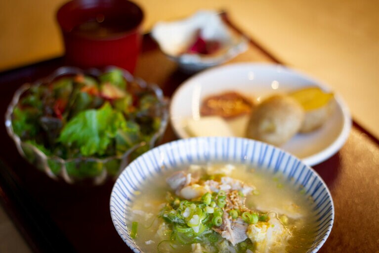 朝食も定山渓精肉店で。カレーか雑炊が選べる。