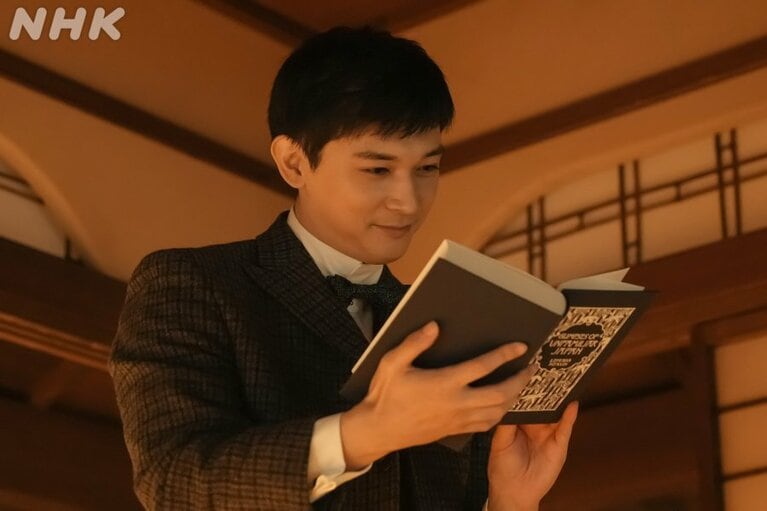 ヘブンが書き上げた『日本滞在記』を愛おしそうに読む錦織。「ばけばけ」公式Xより。