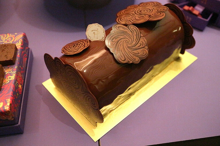 縦17センチ×横9センチ×高さ8センチ。6,210円。