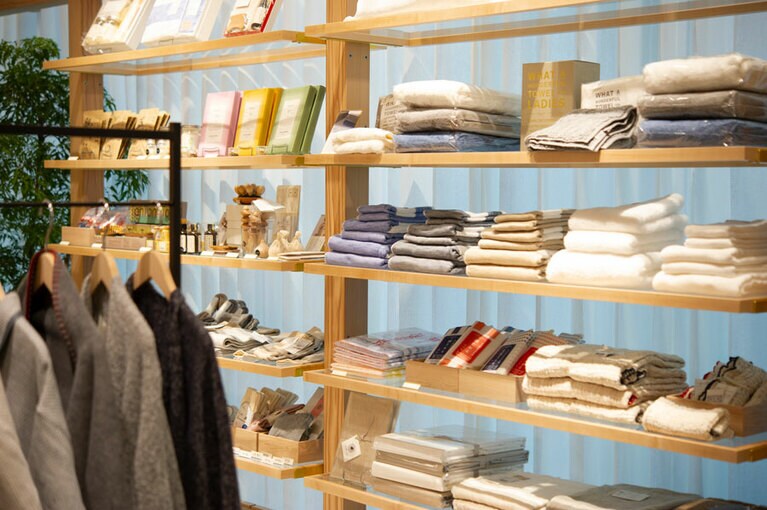 タオルなどの日用品もたくさんの種類が揃えられています。