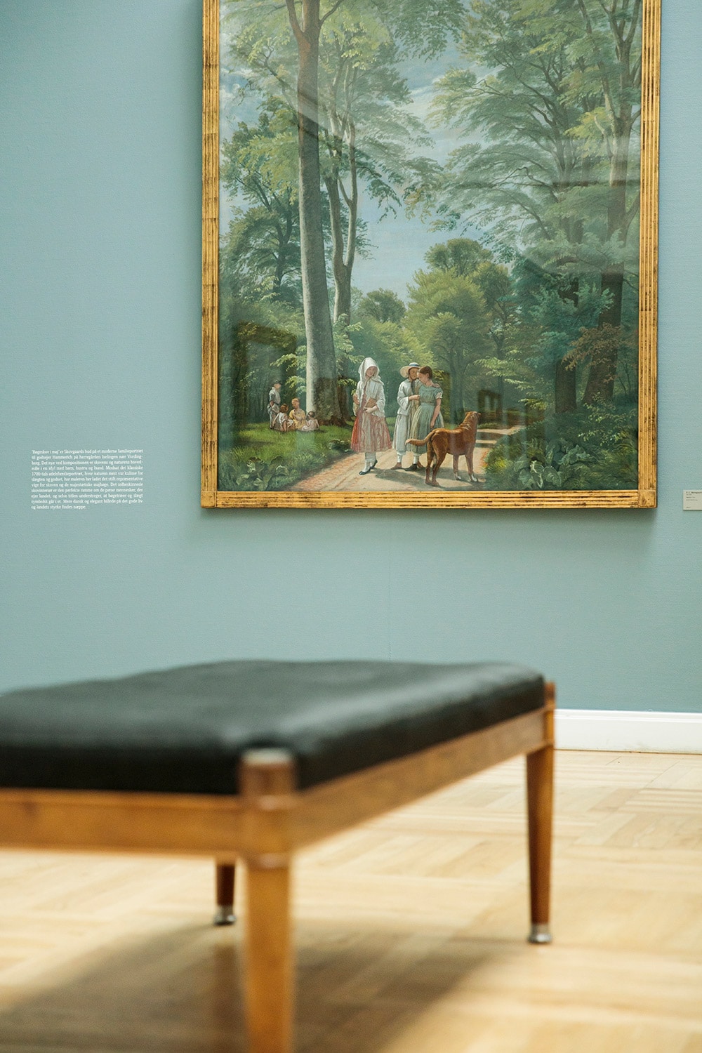 デンマークの風景画を集めた展示室より。写真の絵はデンマークの画家P.C.スコウゴーによる《5月の海辺と木々》(1856-1857年)