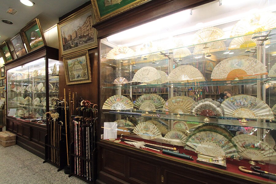 店内には、アンティークの扇子をはじめ、芸術作品のような扇子がズラリと飾られている。