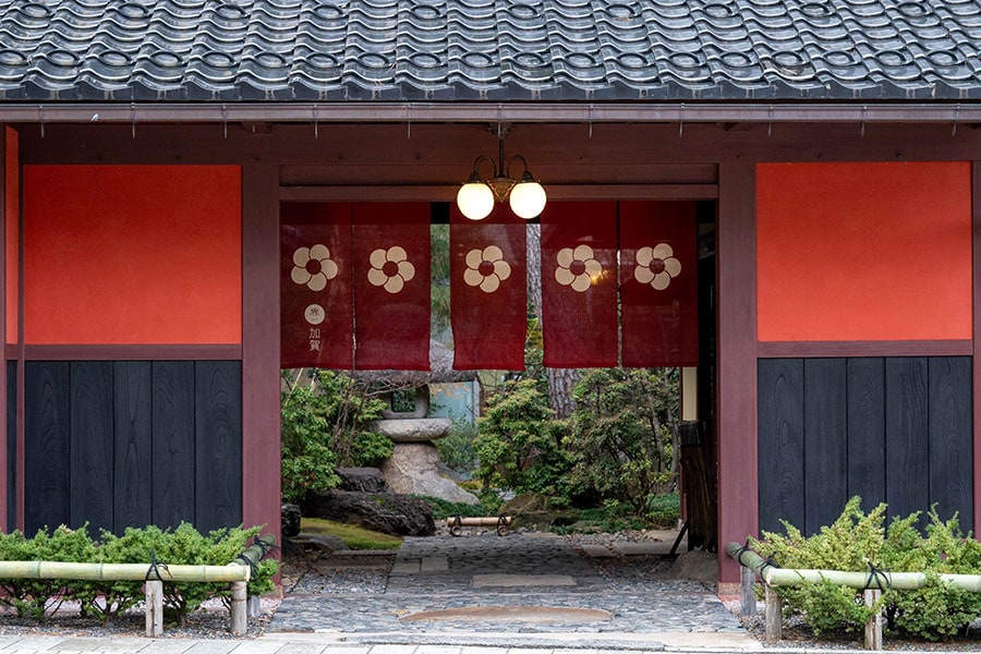 加賀藩前田家の家紋「梅鉢紋」。表門の暖簾をはじめ館内の随所に施されている。