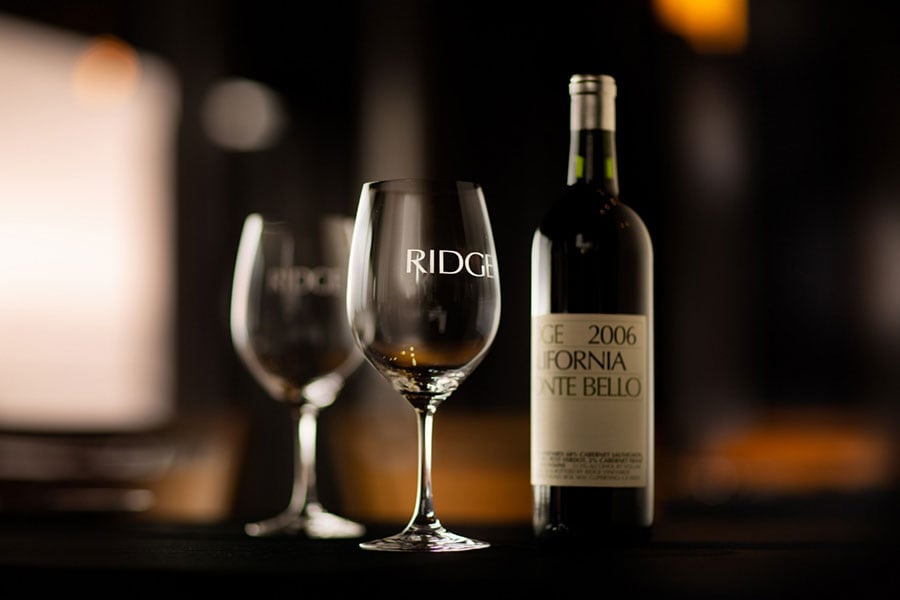 果実独特の豊かな風味が特徴の「リッジワイン」は、絶妙にブレンドされた3タイプの赤とシャルドネの白を用意。