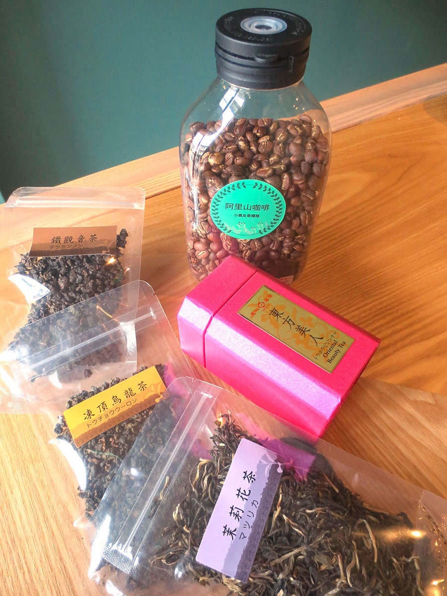 お菓子に使っている台湾茶の茶葉や阿里山コーヒーの豆も販売。