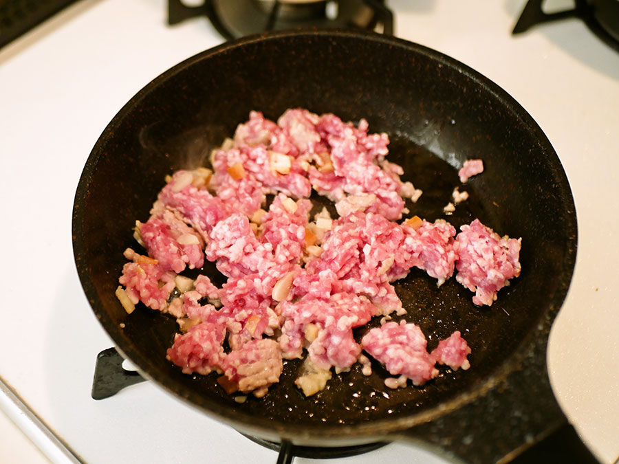 豚ひき肉を加えて炒める。