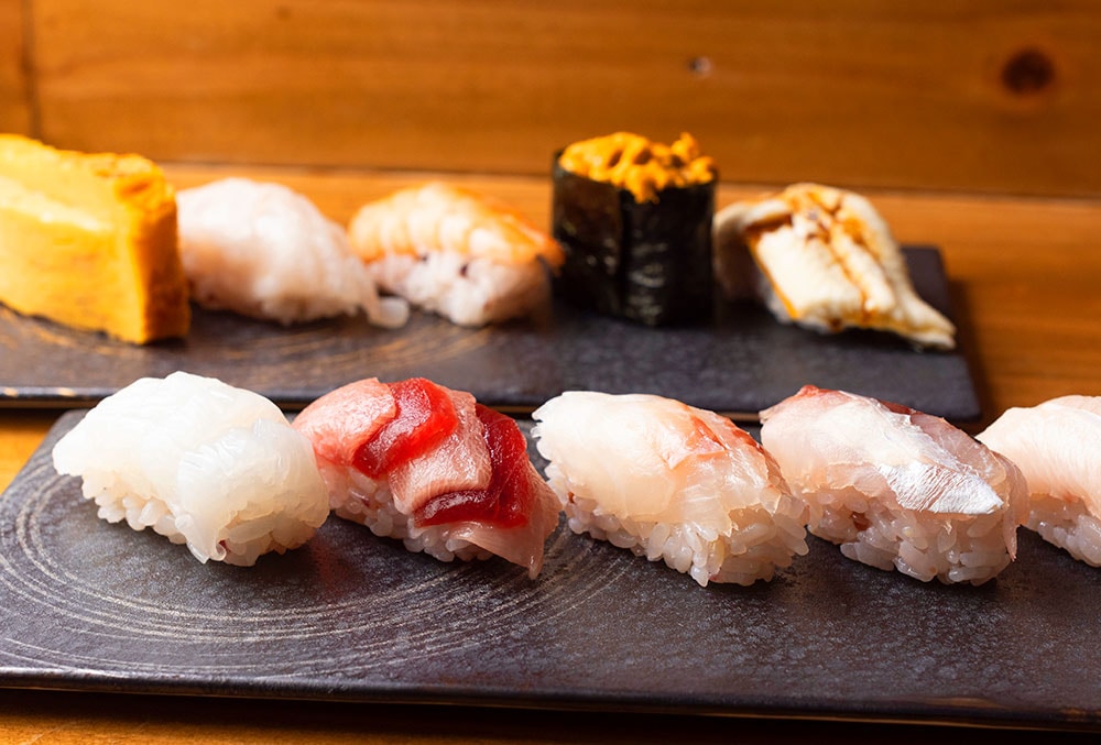 寿司は10貫ほど。季節によって変わる。おまかせコースのみ 11,000円。