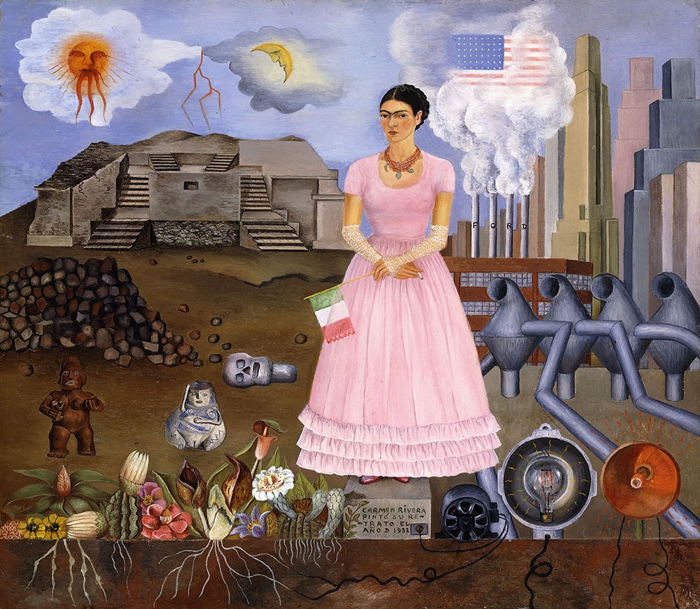 夫ディエゴの仕事の関係で、アメリカと行き来しつつも、フリーダの思慕は祖国メキシコにあることが伝わってくる自画像。1932年の作品。 (c)Modern Art International Foundation (Courtesy María and Manuel Reyero)