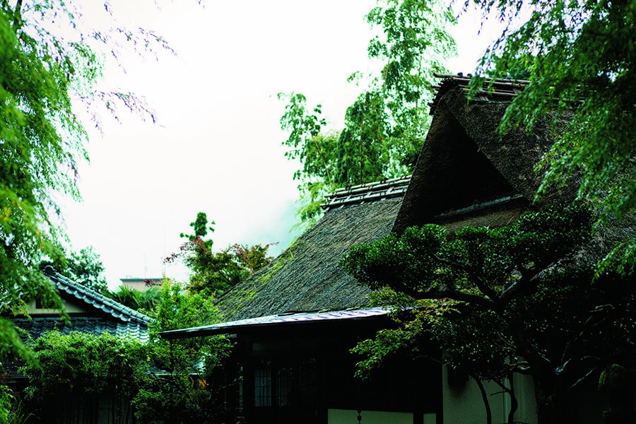 【養生館はるのひかり】趣深い茅葺屋根の建物は、江戸末期から4代に及ぶ数奇屋大工で、裏千家の棟梁として知られる木村清兵衛(3代目)によって建てられた茶室。Photo: Takafumi Matsumura