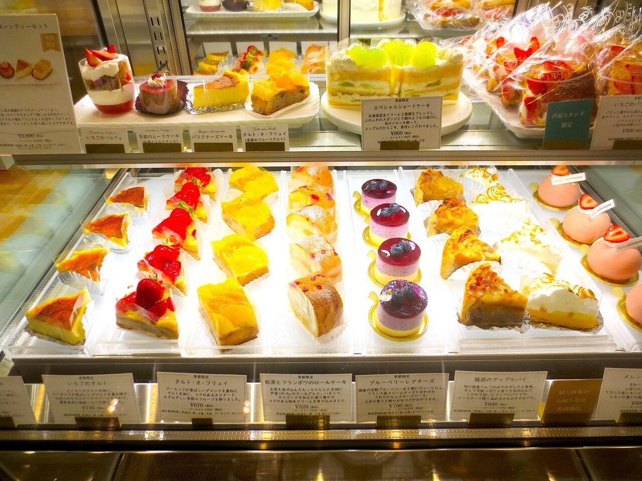 一番奥に、生ケーキのケース。季節のフルーツを使ったものなど、次々に変わります。