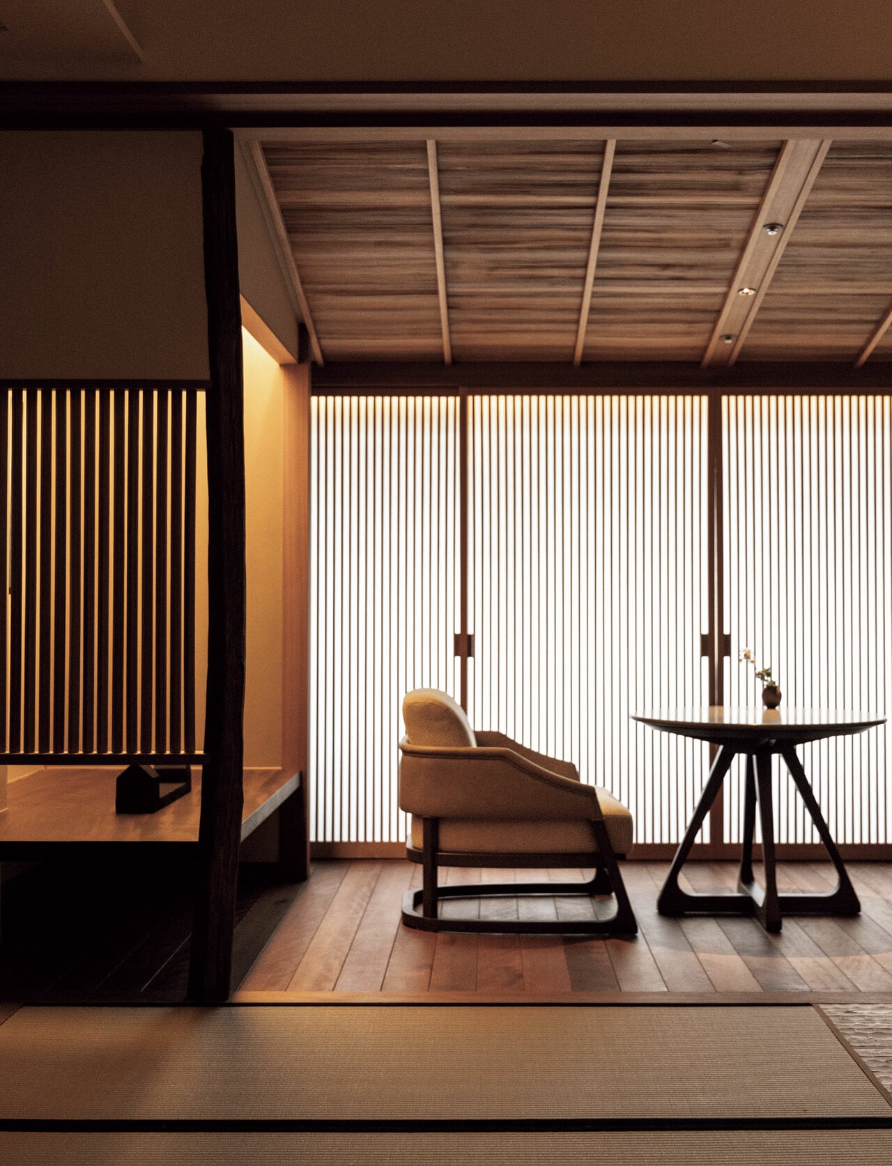 “北棟グランドプレミア”は祇園の町並みに馴染む佇まい。畳を配した和風モダン客室は帝国ホテル史上初。床の桜材ほか多種の木材が用いられ質感の違いを楽しめる。