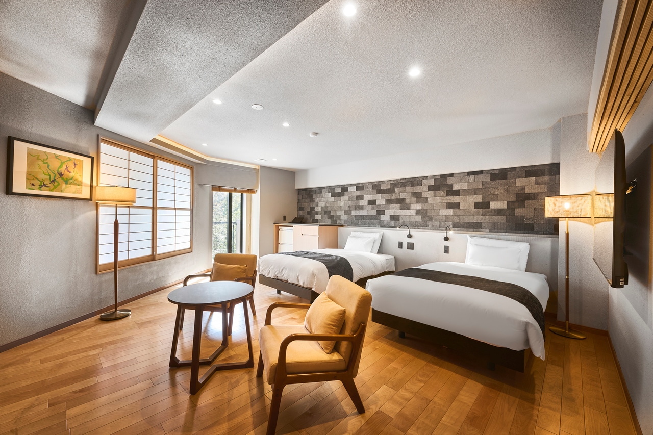 客室は、自然素材の質感で統一。落ち着いた照明を配し、快適性とデザインを追求した造り。写真は「デラックスルーム」。