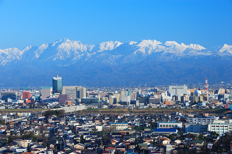 【富山県】呉羽山展望台から望む富山市街地と立山連峰。©（公社）とやま観光推進機構