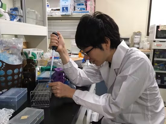 大学院に進み、がんの新薬の研究を行っていた。