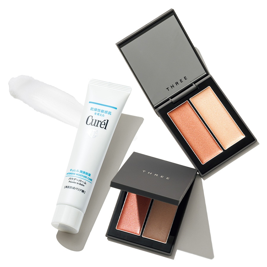 右から：ショー直前のモデルの頬をつねり、リアルな血色を作りだした経験をもとに設計された血色感と、生まれたての素肌のようなツヤが、生命力を引き出す。シマリング グロー デュオ R（上から：01、02） 各4,950円／THREE　ファンデなし、これ1本で肌が美しく仕上がる逸品。キュレル 潤浸保湿 パウダーバーム 34g 2,090円（編集部調べ）／花王