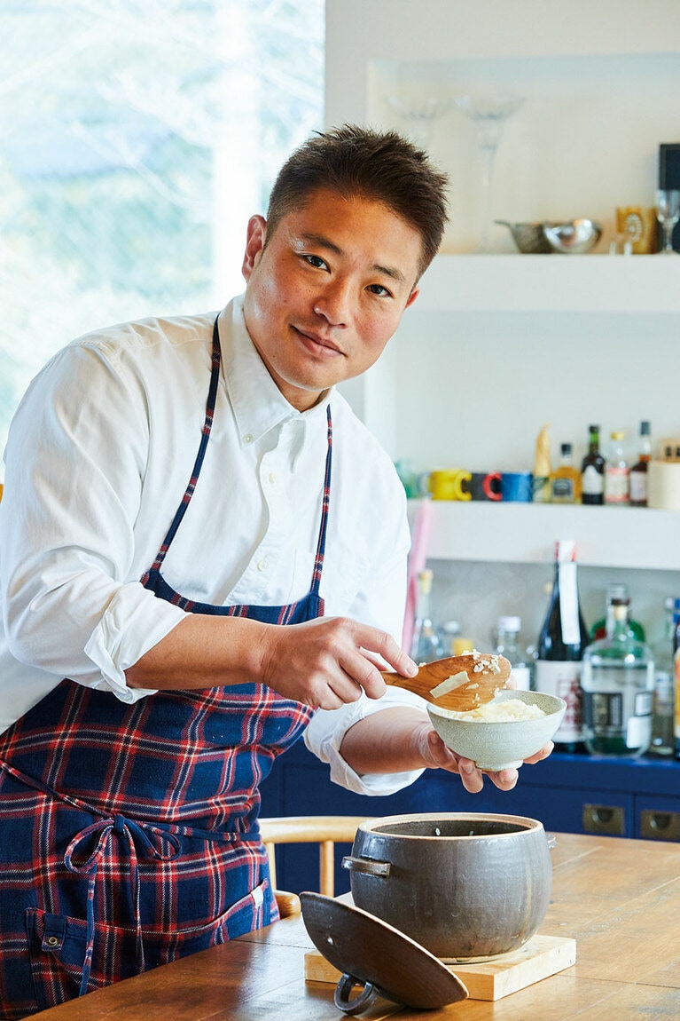 料理家の栗原心平さん。『栗原家のごはん 一年の食卓』より