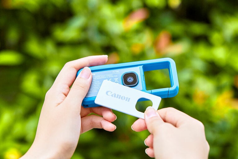 本体前面のジャケット部分は着せ替えもできちゃいます。