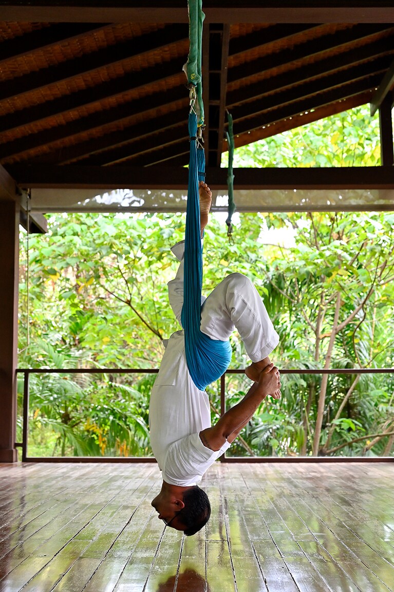 空中ヨガを指導してくれるのは、アーユルヴェーダとヨガの専門家、アーニッシュ先生。