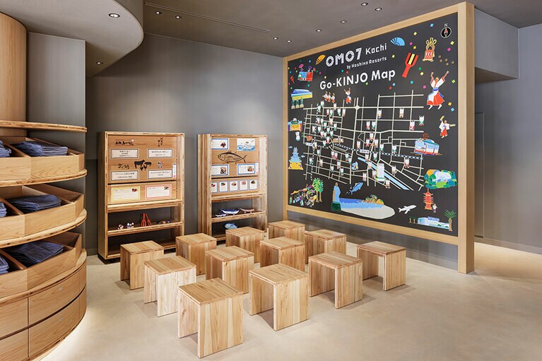 ガイド本にはない情報も満載の「ご近所マップ」。左側の2つのボードでは、土佐名物の「かつお」と「肉」のおすすめスポットも紹介。