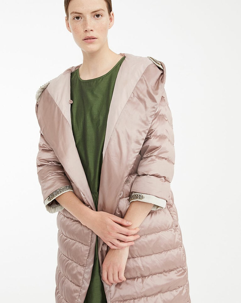 別売りアクセサリーを袖口に付けたイメージ。煌びやかなビジューで優美な印象に。