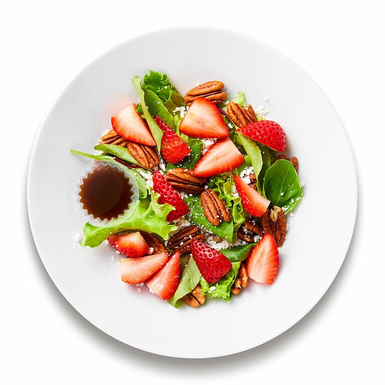 ストロベリーとリコッタチーズのサラダ 599円。