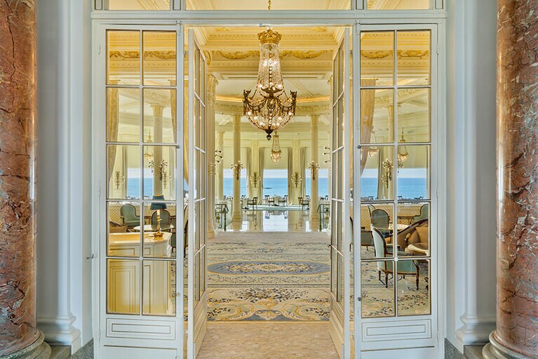 アラン・デュカス氏が世界で最も美しいダイニングルームと称賛したレストラン「ラ・ロトンド」。