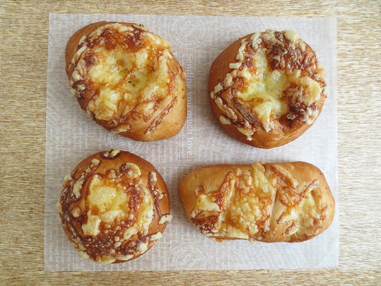 左上から時計回りに「ポテチーズ」180円、「ツナチーズ」180円、「ハムチーズ」180円、「玄米チーズ」100円。