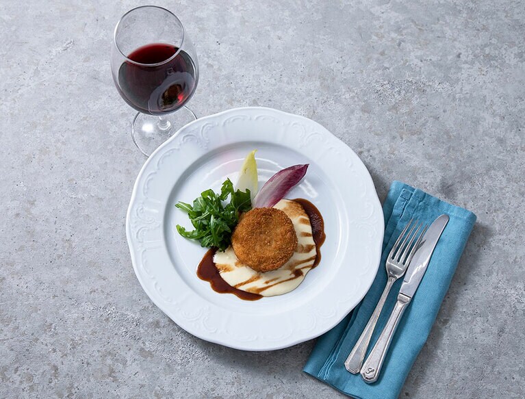 カッフェ クラシカ(エキュート品川)「和牛のメンチカツ赤ワインと濃厚チーズ2色のソース」 1,500円(赤ワインは別途料金)。