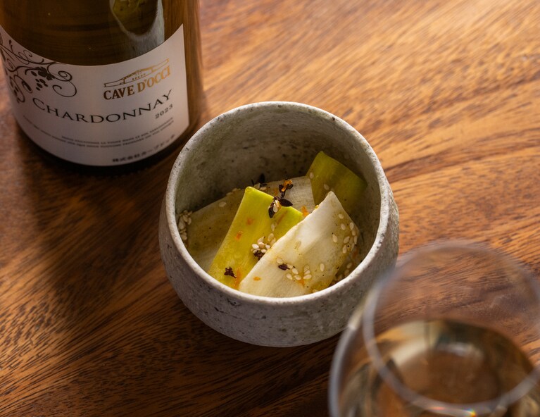 歯応えのいい地元のにんじんを使った「雪室にんじん」。紫色のハーブは雪の中で摘んだタイムだそう。