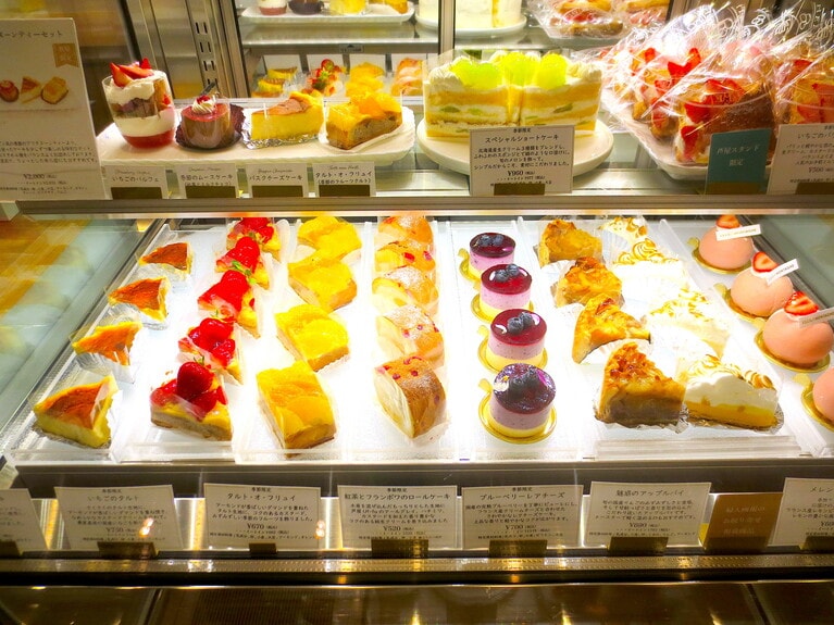 一番奥に、生ケーキのケース。季節のフルーツを使ったものなど、次々に変わります。