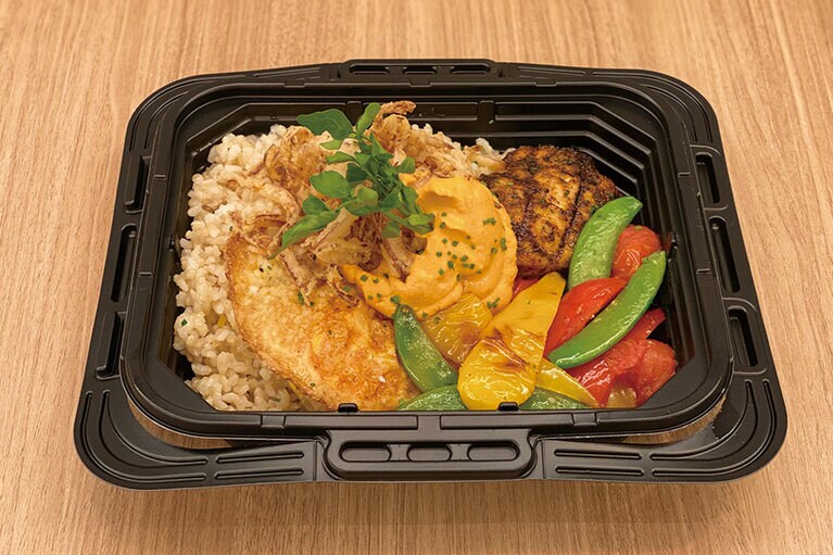 食欲をそそるスパイシーさが魅力の「ケイジャンチキン玄米ボウル」900円。