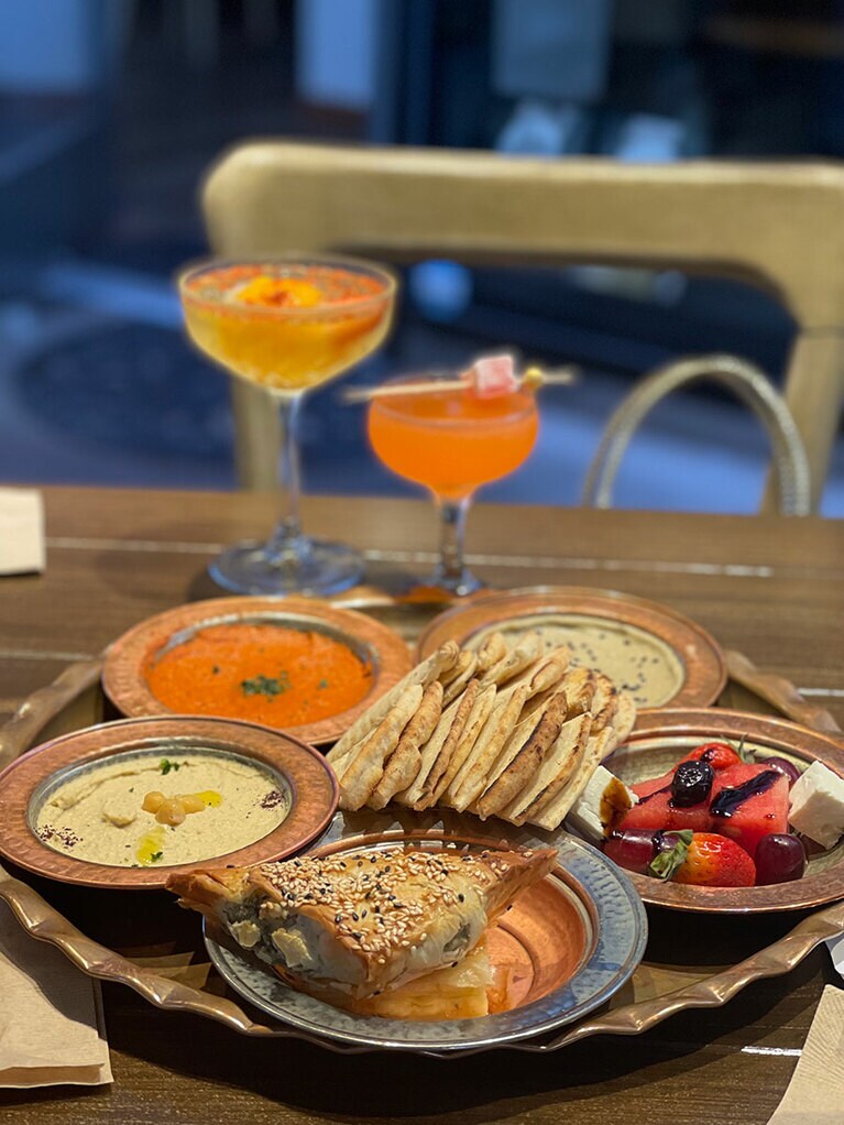 ビジュアルのよいカクテルと一緒に「メゼ・プラッター」を。