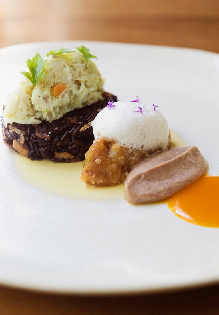 “カニ肉をのせた黒米の椎茸混ぜご飯 カニ味噌と椎茸ペーストと自家製スリラチャソース添え”。プレゼンテーションの妙に唸る。