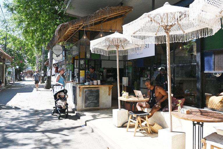 現代の自由を求める旅人はバックパックではなく、パソコンやベビーカーを手に島へ!?