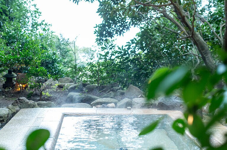 すべてのゲストルームに露天風呂と内風呂がある。しかも、源泉かけ流し。