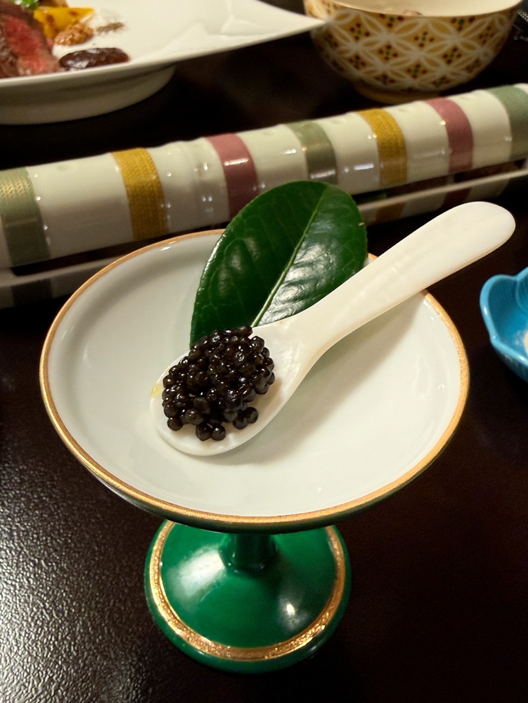 日本最大秘境のひとつ、宮崎県椎葉村で育てられたチョウザメのキャビア。神仙オリジナルで、お土産として購入することもできる。