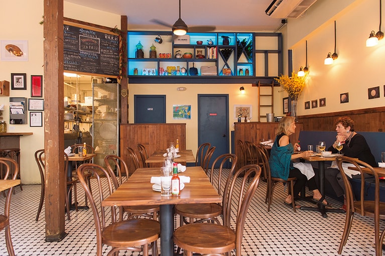 印象的にあしらわれた青色がレンガ造りの建物に映える。