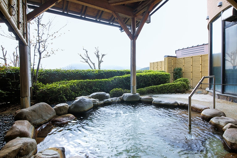 潮風と波の音が届く露天風呂。