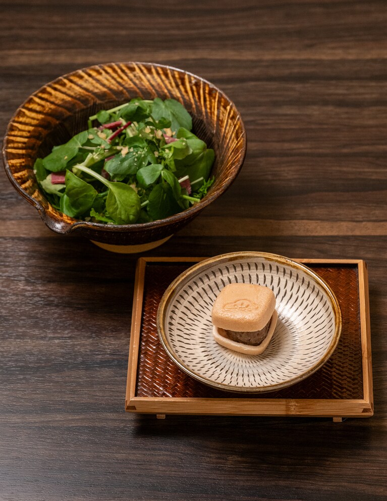 先付けには、「猪とシイタケの最中パテ」「クレソンと猪の生ハムのサラダ」が。