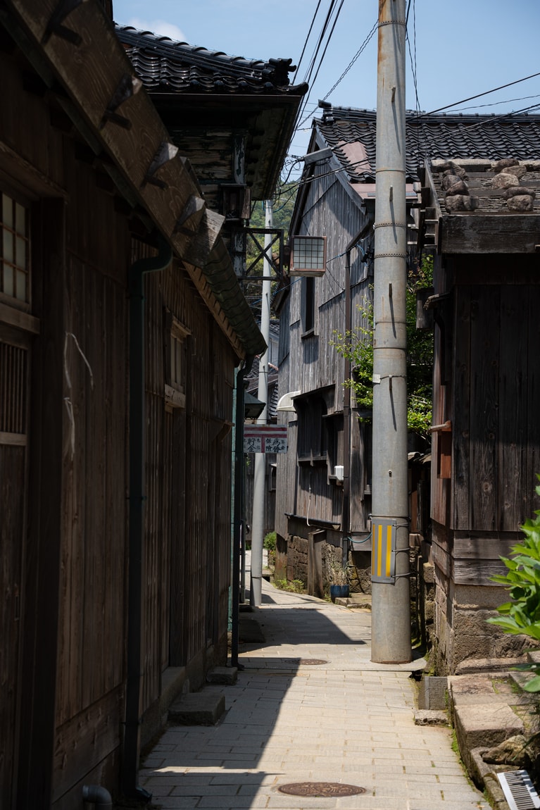 「初夏の佐渡島」　筧 悠里恵 「路地に残る時間」 佐渡市宿根木伝統的建造物群保存地区。