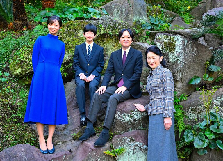 2024年、秋篠宮さま59歳のお誕生日に際してのご近影。佳子さまは鮮やかなブルーのワンピースとパンプスを着用された　宮内庁提供