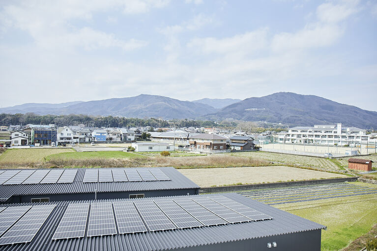 太陽光発電の電力も活用し、工場を運営している。